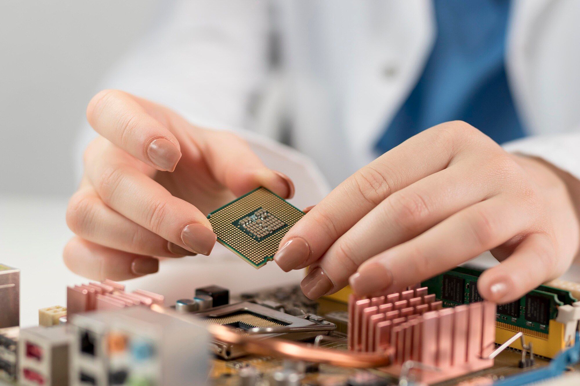 close-up-researcher-holding-chip 23-2148925507